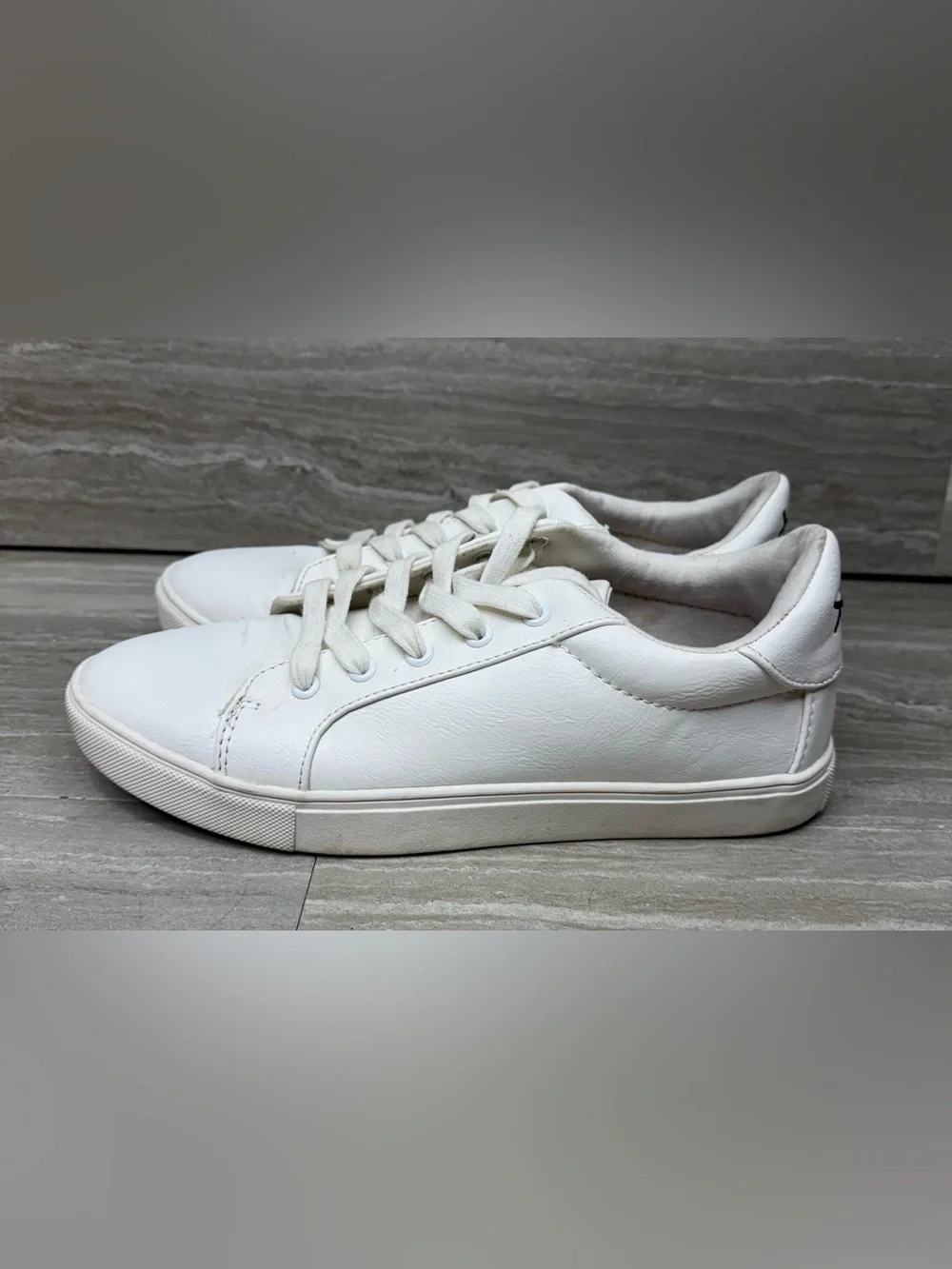 Betsey Johnson Boom White Leather Sneakers Womens Size 9